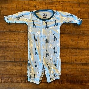 💥2/$20 Kickee Pants convertible sleeper - newborn - basketball - giraffe gown